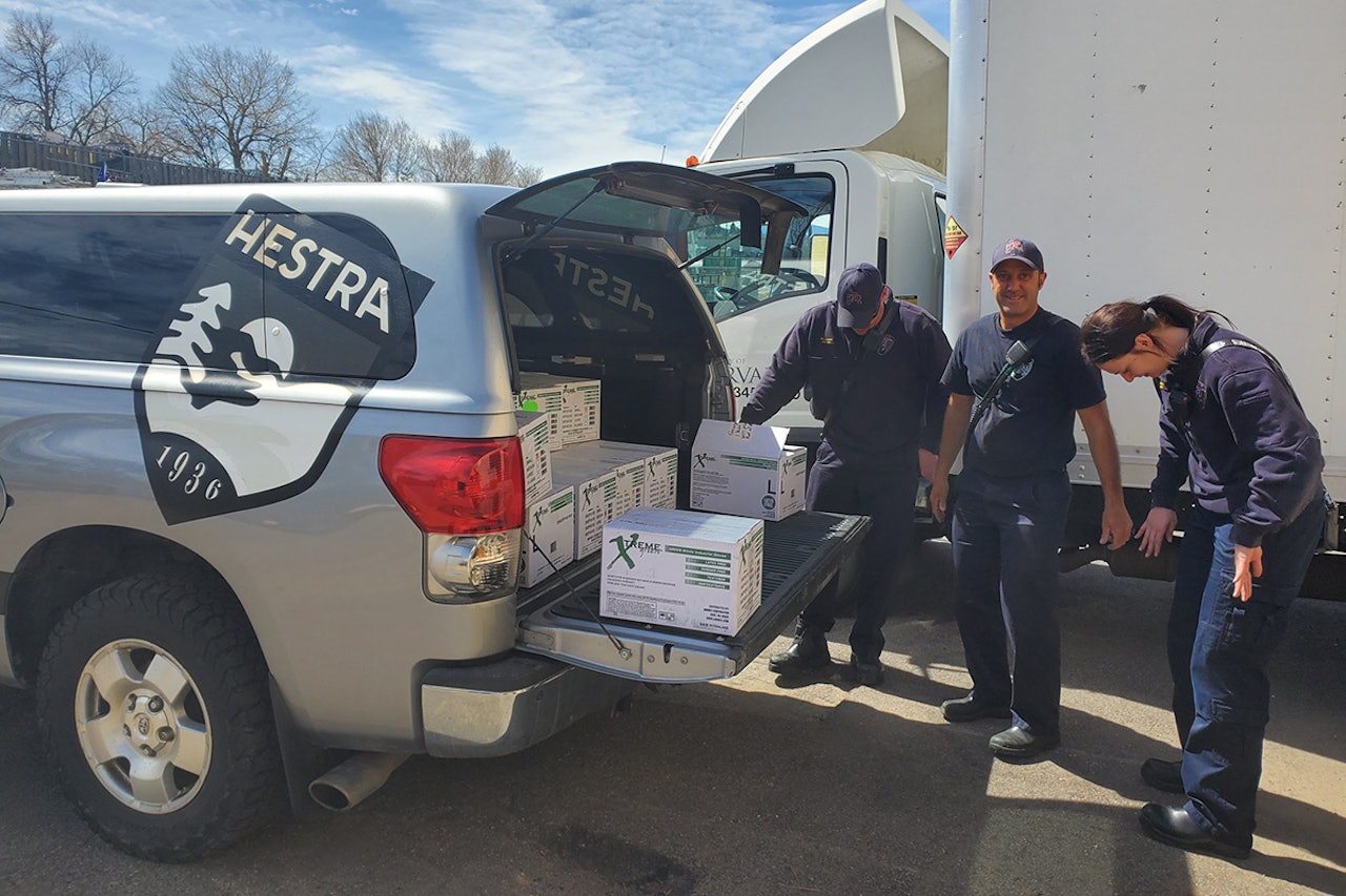 DONERER: Her gir Hestra bok hanskene. Foto: Hestra DONERER: Her gir Hestra bok hanskene. Foto: Hestra