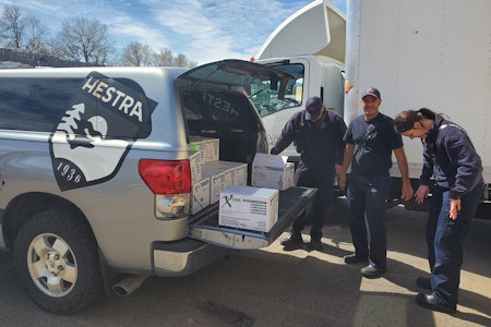 DONERER: Her gir Hestra bok hanskene. Foto: Hestra DONERER: Her gir Hestra bok hanskene. Foto: Hestra