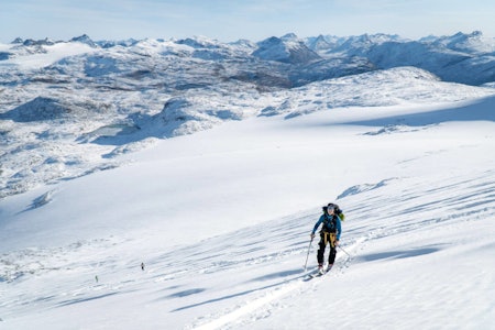 VÆR FORSIKTIG: Steindalsnosi har krevende forhold nå. Her er Mikel Gonholt på vei opp fjellet tidligere i år. Foto: Tim Maarten Riesen