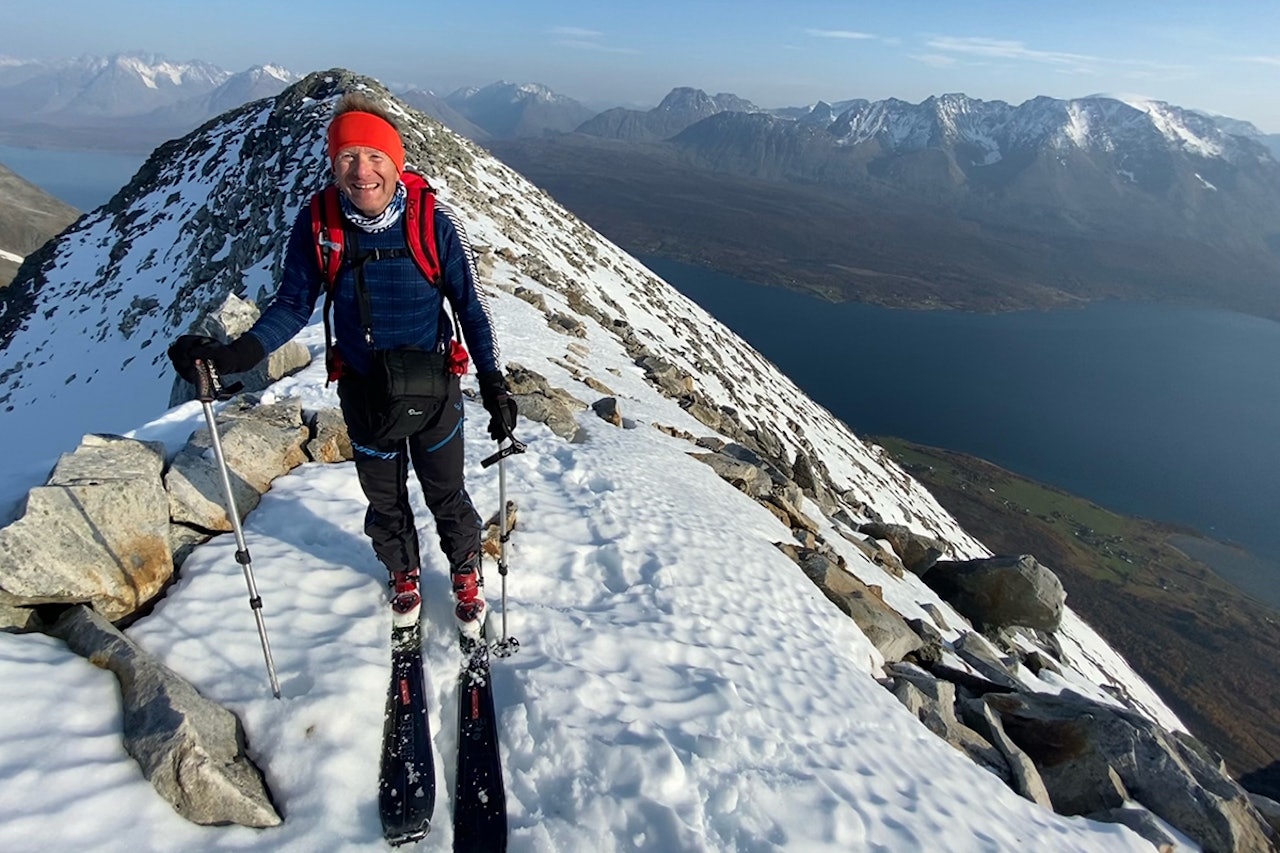 PÅ TOPPEN: Svein Mortensen nyter utsikten på toppen av Lavangstinden. Foto: Torben Rognmo Lavangstinden