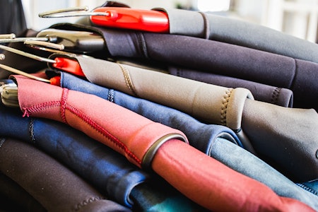 GAMMEL OG UBRUKELIG? Før du kvitter deg med våtdrakten, bør du vurdere om den kan selges eller repareres. Bilde: Surfmadame.com GAMMEL OG UBRUKELIG? Før du kvitter deg med våtdrakten, bør du vurdere om den kan selges eller repareres. Bilde: Surfmadame.com