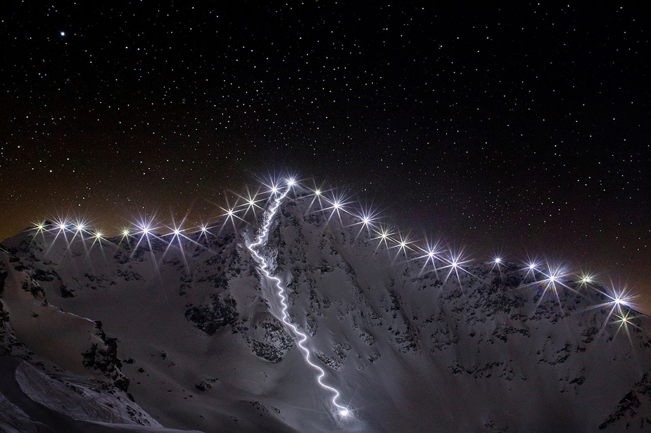 LYSER OPP: Totalt 28 personer er medvirkende i dette bildet. Foto: Dom Daher / FWT Verbier