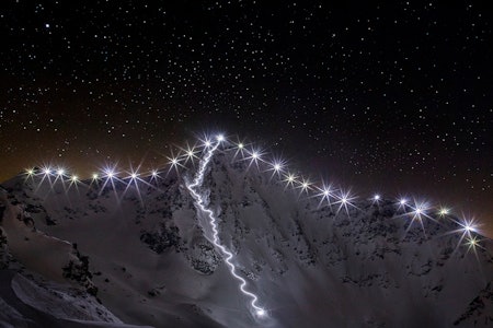 LYSER OPP: Totalt 28 personer er medvirkende i dette bildet. Foto: Dom Daher / FWT Verbier