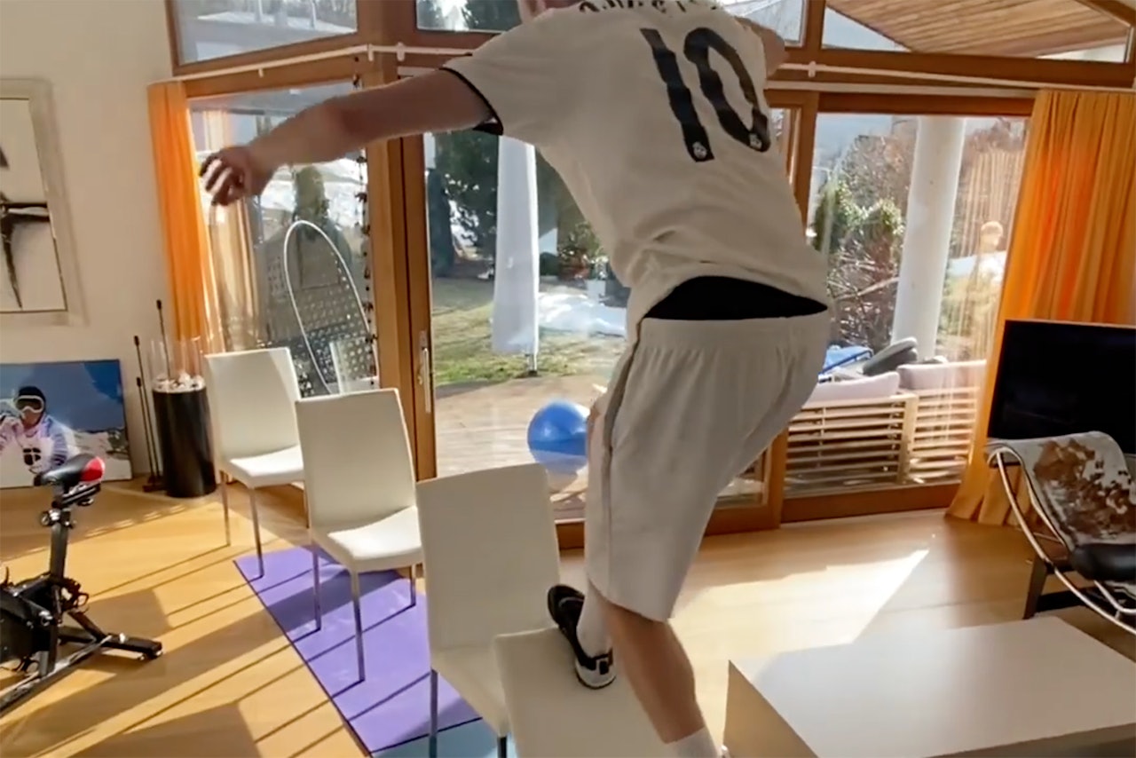 INNENDØRS: Det er ikke rart treningsøvelsene til Andri Ragettli går viralt. Foto: Skjermdump Andri Ragettli