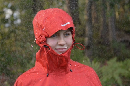 DET GLATTE LAG: Med skikkelig regntøy er du godt rustet for vind og regn. Vi har testet regnjakker og regnbukser til turbruk. Foto: Egill Danielsen Regntøy test regnbukse regnjakke