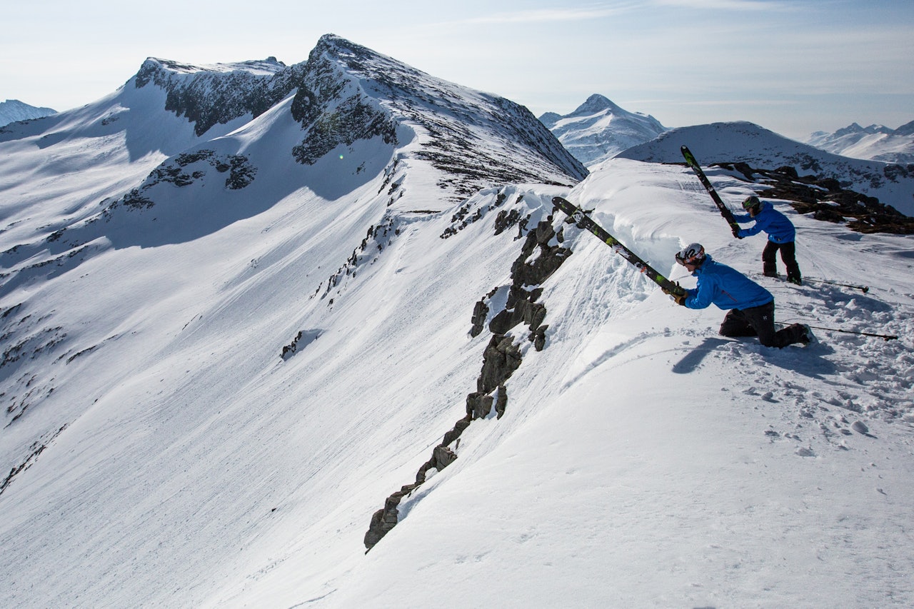 KUTT, KUTT, KUTT: Programleder Asbjørn Eggebø Næss og Åsmund Thorsen er i gang med alternativ virksomhet i fjellheimen: kapping av snøskavler. Foto: Christian Nerdrum Skavl kutt brudd