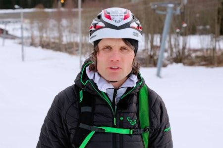 TEKNIKKTIPS: Ola Hovdenak viser hvordan du går og kjører på lette toppturski. Foto: Skjermdump teknikktips