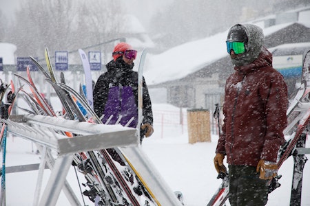 TESTER: Espen Rogne (t.h.) har testet en rekke frikjøringsski og bakkeski i år. Her er hans favoritter. I bakgrunnen ser du Fri Flyt-redaktør Henning Reinton. Foto: Tore Meirik Test bakkeski frikjøringsski