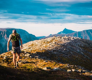 TIL FJELLS: Håvard Myklebust anbefaler en solid økt på ditt lokale fjell før vinteren kommer. Foto: Privat Løping trening Håvard Myklebust