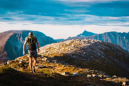 TIL FJELLS: Håvard Myklebust anbefaler en solid økt på ditt lokale fjell før vinteren kommer. Foto: Privat Løping trening Håvard Myklebust
