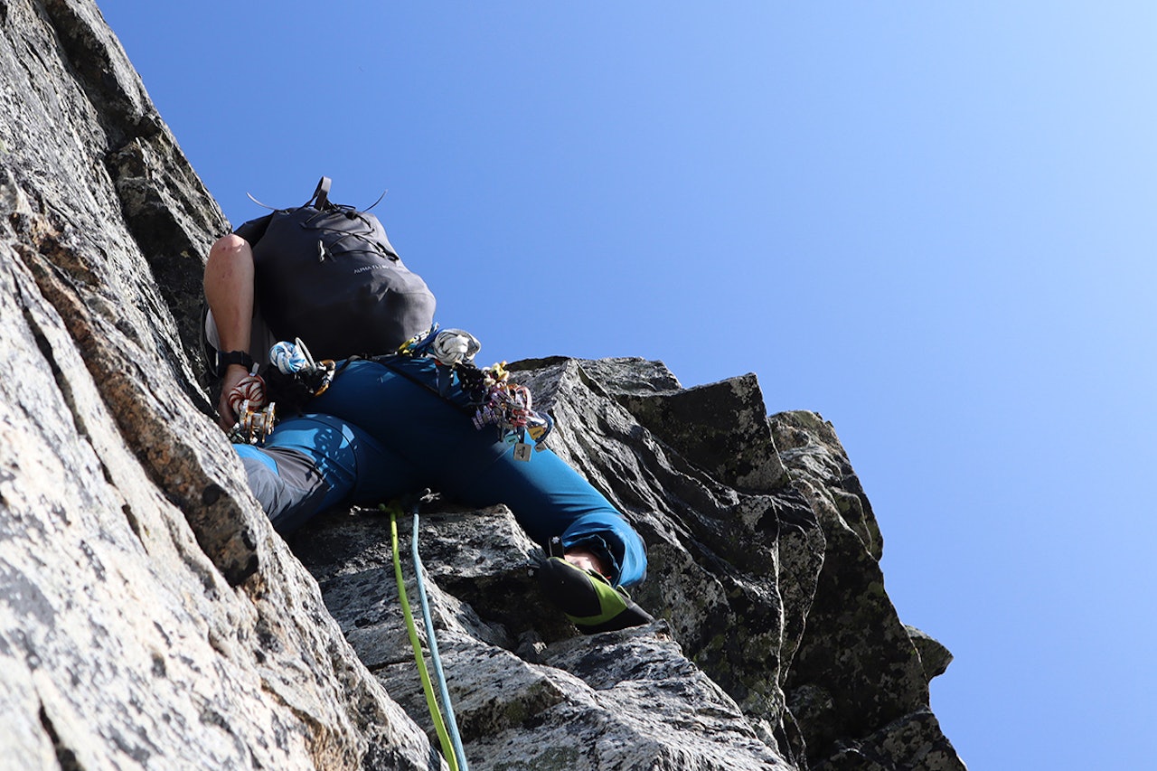 TESTET: Ei god fjellklatrebukse må ha – blant mye annet – ekstra god bevegelighet, og den må samarbeide med både klatresko og klatresele. Her er buksetester Tore Meirik i gang med Rab Torque i Innerdalen. Foto: Maria Wassdahl Meirik test fjellklatrebukser