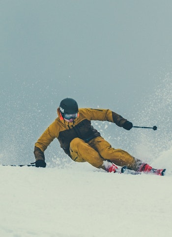 Allerede etter to dager på ski har Øystein fått ryddet opp i en del rusk, men i følge ekspertene er det fortsatt mye å ta tak i. Bilde: Bård Gundersen