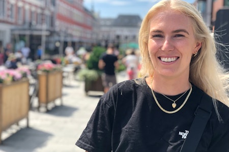 I KRISTIANSAND: Tonje Kvivik var i hjembyen Kristiansand for første gang på fire år i sommer. Her på Torvet i byen, sammen med et stort antall andre på norgesferie. Foto: Anders Holtet Tonje Kvivik