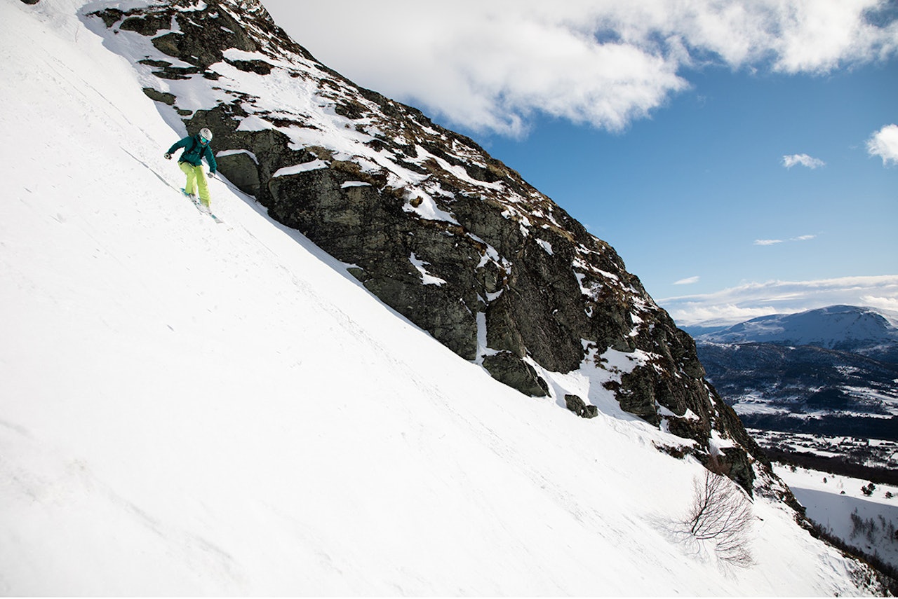 KORONASKI: Hovedredningssentralen ville muligens ikke nikket anerkjennende til akkurat dette, men det får så være. Det går heldigvis an å ha det litt moro på ski selv om det er merkelige dager i verden. Her er det Maria Wassdahl Meirik som koser seg med fin snø hjemme i Oppdal. Foto: Tore Meirik KORONASKI: Hovedredningssentralen ville muligens ikke nikket anerkjennende til akkurat dette, men det får så være. Det går heldigvis an å ha det litt moro på ski selv om det er merkelige dager i verden. Her er det Maria Wassdahl Meirik som koser seg med fin snø hjemme i Oppdal. Foto: Tore Meirik