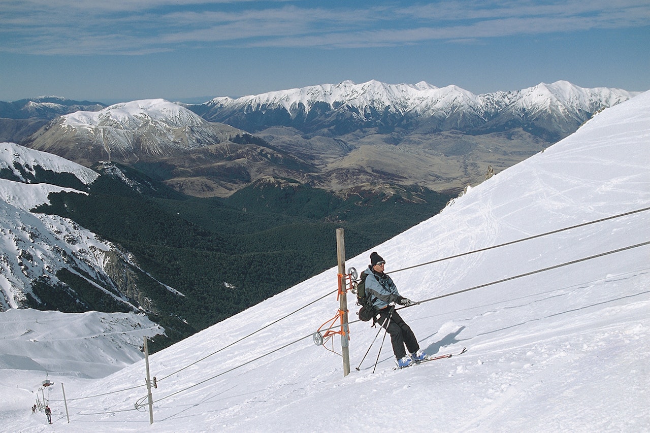 PÅ TUR: Jimmy Petterson brukte ti forsøk på å komme opp denne skiheisen i Broken River i New Zealand. Foto: Jimmy Petterson