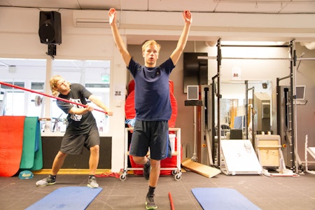 MOTIVASJON: Har du en piskende Aleks Aurdal bak deg når du trener, blir du garantert en bedre parkkjører. Men det går an å bli bedre uten Aleks med pisk også. Her får du enkle og gode tips for å trene balanse, styrke og bevegelighet. Foto: Luke Allen Tøy trening tøyeøvelser