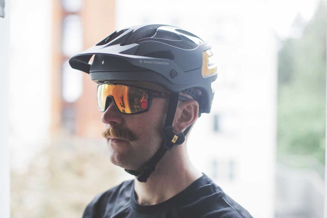 TEST: Test av tre dyre sykkelhjelmer - blant annet Sweet Protection Bushwacker II MIPS. Foto: Kristoffer H. Kippernes test sykkelhjelm terrengsykkel