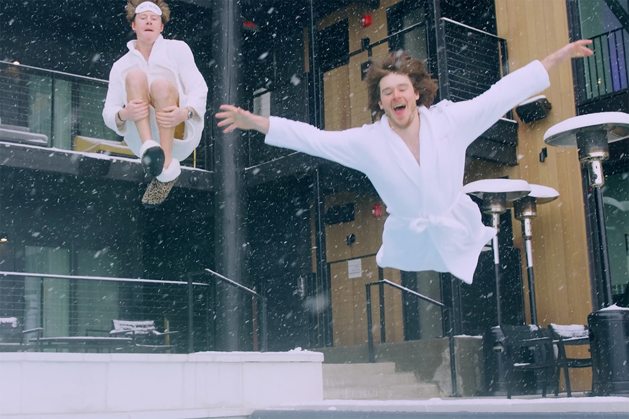 DOLLAR SHORT: Se traileren til den nye filmen Dollar Short. Foto: Skjermdump Dollar Short