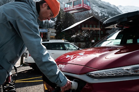 LADER: Robert Aaring lader elbil i skianlegget Champéry. Foto: Elias Lundh LADER: Robert Aaring lader elbil i skianlegget Champéry. Foto: Elias Lundh