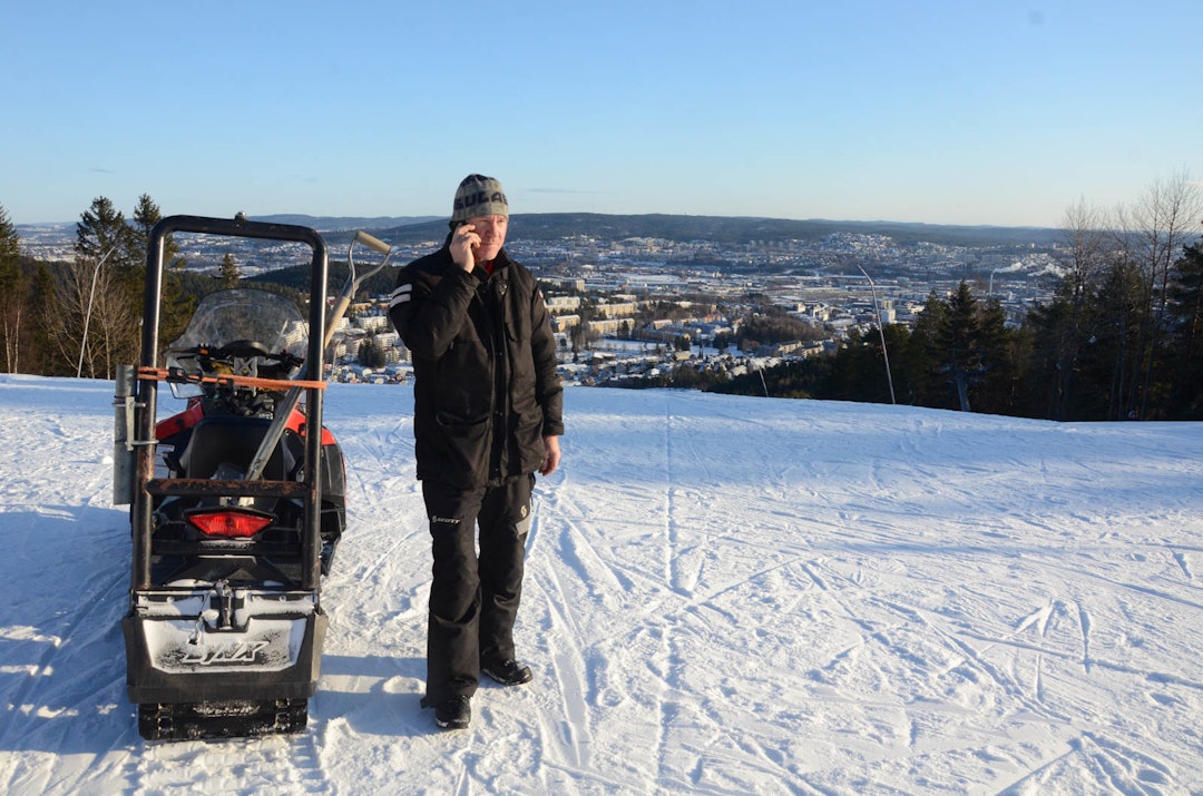 TOPPEN AV OSLO SKISENTER: Peer Bakke på toppen av Grefsenkleiva, med Groruddalen i bakgrunnen. Foto: Erlend Sande Peer Bakke Oslo Skisenter Grefsenkleiva Trollvann Grefsenkollen
