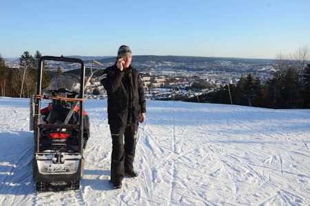 TOPPEN AV OSLO SKISENTER: Peer Bakke på toppen av Grefsenkleiva, med Groruddalen i bakgrunnen. Foto: Erlend Sande Peer Bakke Oslo Skisenter Grefsenkleiva Trollvann Grefsenkollen