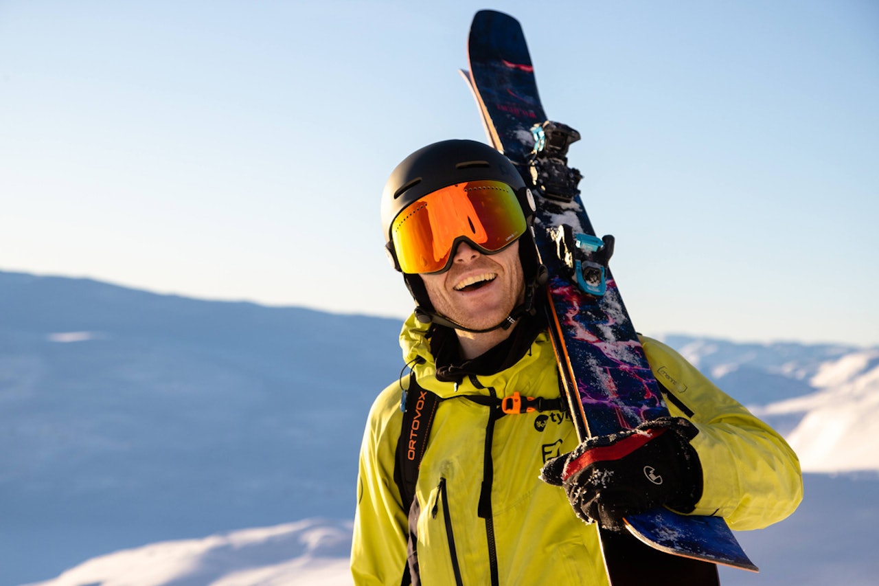 KLAR: Dette er mannen som sørger for underholdningen mellom filmene på høstens filmturné. Men hva driver den legendariske skibomsen med nå? Foto: Hallvard Kolltveit Magnar Musum Film Tour