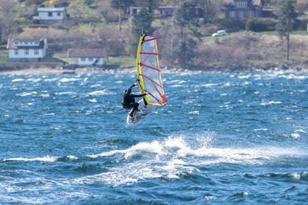 STRANDA TIL TORKIL: Miriam Rasmussen herjer på Torkilstranda ved Drøbak. Foto: Pål Fostervold Torkildstranda