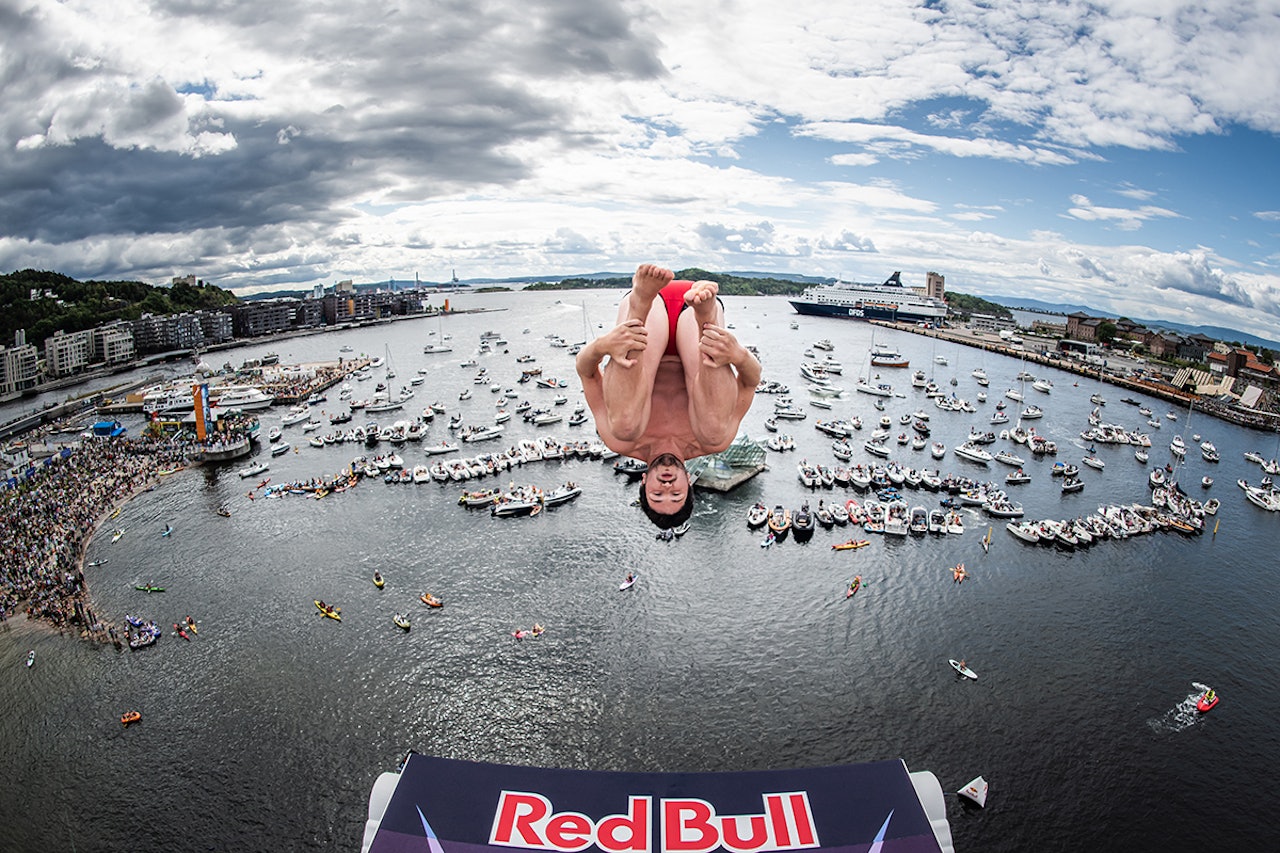 KLIPPESTUP: Stuping fra Operataket i Oslo. Foto: Red Bull Red Bull Cliff Dive