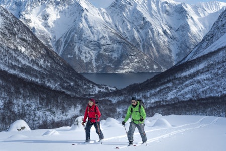 OPP MOLLADALEN: Petter Westgaard og Sol Idland på vei opp i Molladalen tidlig i prosjektet. Foto: Anders Vestergård OPP MOLLADALEN: Petter Westgaard og Sol Idland på vei opp i Molladalen tidlig i prosjektet. Foto: Anders Vestergård