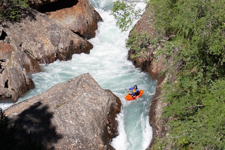 SERIØST: Rustadgjelet i Bøvra er ein av dei mest krevjande padleturane i Noreg – men også ein av dei aller beste. Her er Clausi Suchanek i det nedste av stryka i utgangen av det imponerande juvet. Bilete: Jens Klatt SERIØST: Rustadgjelet i Bøvra er ein av dei mest krevjande padleturane i Noreg – men også ein av dei aller beste. Her er Clausi Suchanek i det nedste av stryka i utgangen av det imponerande juvet. Bilete: Jens Klatt