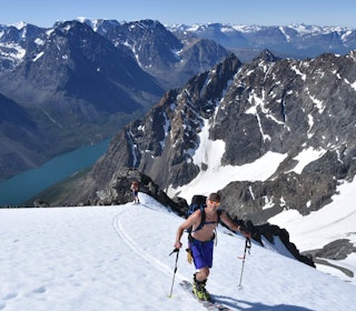 FINE SOMMERTURER: Nord-Norge er fullt av fine sommerskiturer. Her fra Store Kjostinden i Lyngen. Foto: Espen Nordahl Daltinden Lyngen sommerski topptur
