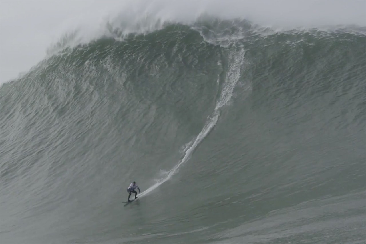 VERDENSREKORD: Maya Gabeira har slått ny verdensrekord med en 22 meter høy bølge. Foto: Skjermdump Maya Gabeira