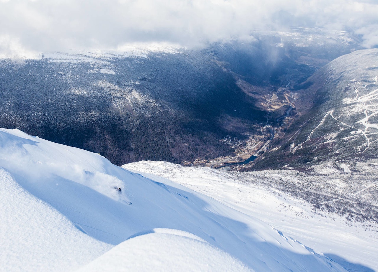 Det sies at man kan se hele 1/6 av Norge fra toppen av Gaustatoppen. Sondre Bjørkheim så knapt skituppene sine da dette bildet ble tatt. Nå ventes et skikkelig snøfall på fjellet. Foto: Christian Nerdrum Gaustatoppen