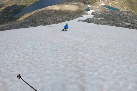 TO ÅR PÅ SKI: Bård Smestad på ski for 24. måned på rad, med den nesten like ivrige kameraten Ola Hovdenak foran kamera på Skjerdingdalsbreen på Vestlandet. Foto: Bård Smestad topptur sommer ski