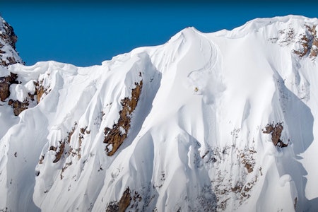 FIN TRADISJON: De store, tradisjonsrike skifilmselskapene slipper tøffe skifilmtrailere hver høst, selv om den klassiske skifilmen trues på livet av sosiale medier. TGR sin trailer antyder en stilig film som følger malen fra gamledager som strengt tatt ikke er såååååå gamle. Foto: Teton Gravity Research skifilm trailer TGR Legs of Steel