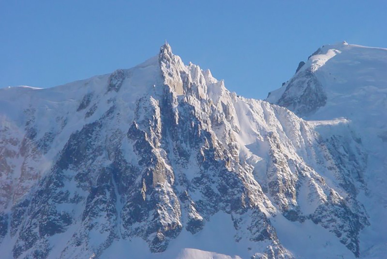 OMKOM: En nordmann i 20-årene skal ha omkommet på nordsiden av Aiguille du Midi. Foto: Wikimedia Commons Aiguille du Midi