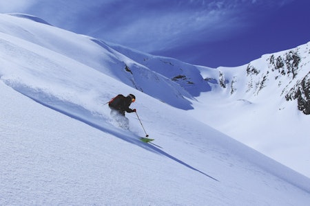 LØNN FOR STREVET: May Helen nyter store svinger i herlig snø ned fra Seldalsnuten. Raundalen