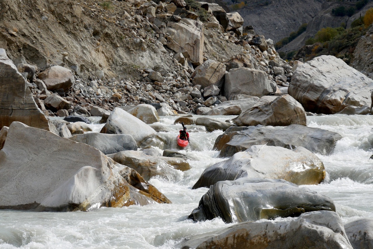 KAMPESTEINER: Padler Sergej på vei ned elva mellom kampesteinene. Foto: Dag Sandvik KAMPESTEINER: Padler Sergej på vei ned elva mellom kampesteinene. Foto: Dag Sandvik