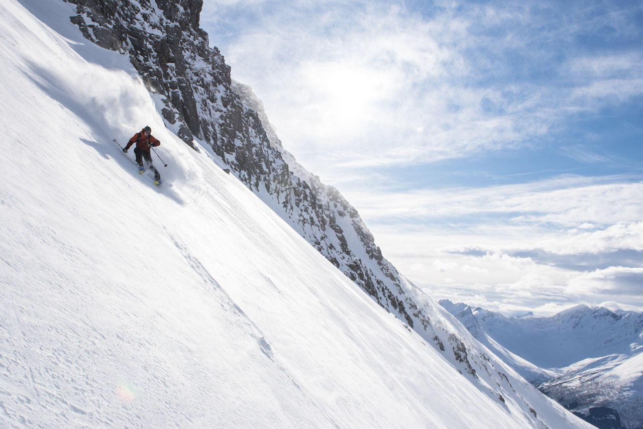 SUNNMØRE: Ola Roalkvam har levert dette bildet av Adrian Samsing Wiese til ukens helgebilde. Foto: Ola Roalkvam Topptur på Sunnmøre