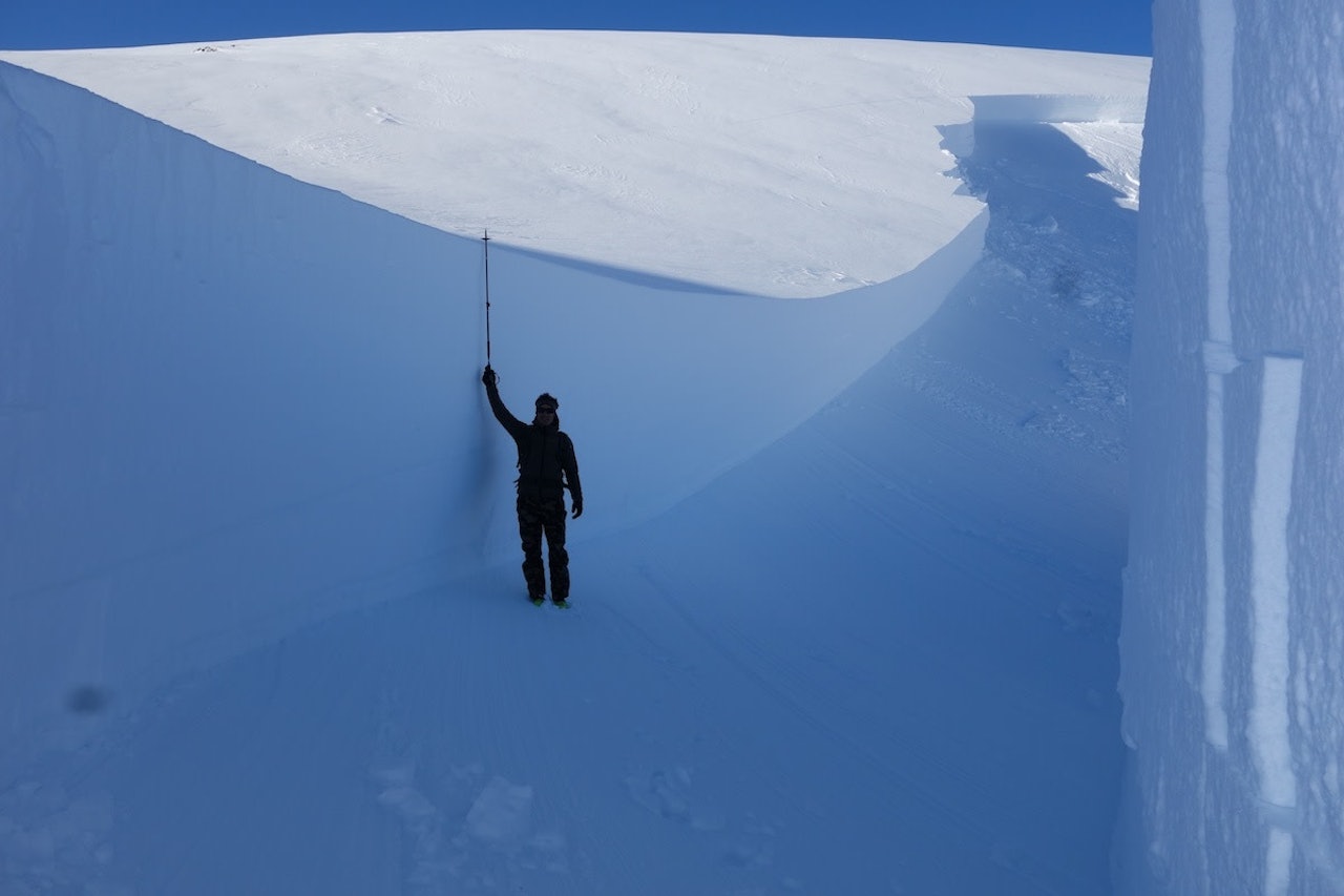SKAL FORSKE PÅ SKRED: Håvard Skogesal skal forske på beslutningstakning i skredterreng. Her illustrert med en bruddkant og Kjetil Brattlien. Foto: Kjetil Brattlien SKAL FORSKE PÅ SKRED: Håvard Skogesal skal forske på beslutningstakning i skredterreng. Her illustrert med en bruddkant og Kjetil Brattlien. Foto: Kjetil Brattlien