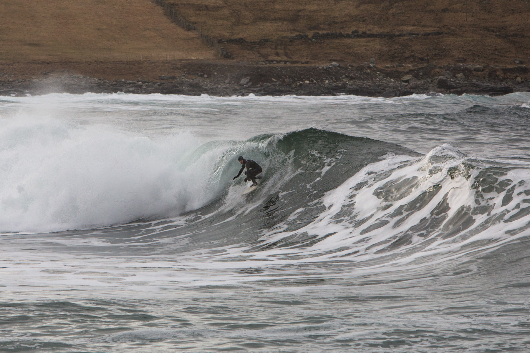 SNØ OG VANN: Den tidligere snowboardproffen Mads Jonsson holder brettfølelsen ved på Stadlandet. Bilde: Bård Gundersen