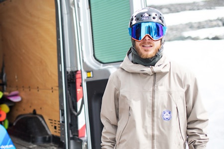 KURS HELE TIDA: Tindevegleder Pål Røsrud kjenner seg ikke igjen i NRKs framstilling som antyder at det er nærmest umulig å komme seg på skredkurs for tida. Han og kollegene har skredkurs hver helg i disse tider. Foto: Tore Meirik Pål Røsrud tindevegleder skredkurs