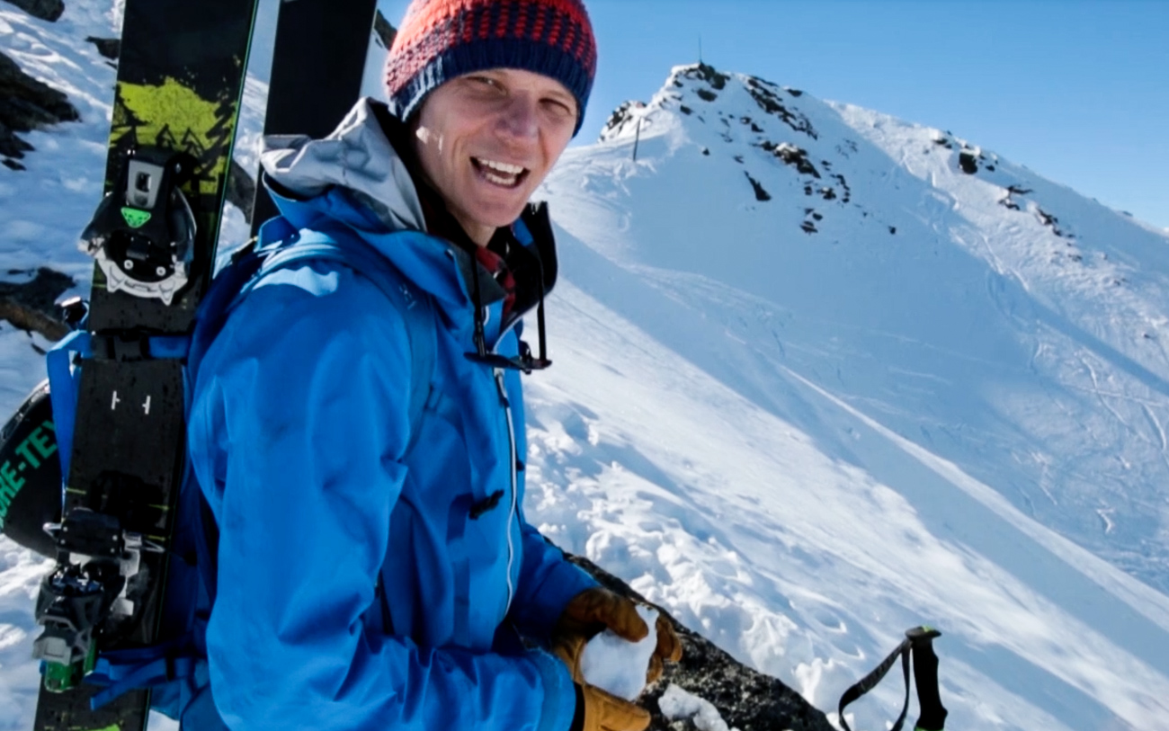 SNØMANN: Asbjørn Eggebø Næss er en råtass på snøballkasting. Hvorfor han gjør det på toppen av linja si, kan du se i filmen. 