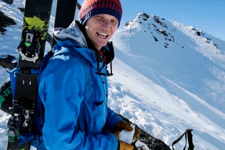 SNØMANN: Asbjørn Eggebø Næss er en råtass på snøballkasting. Hvorfor han gjør det på toppen av linja si, kan du se i filmen. 