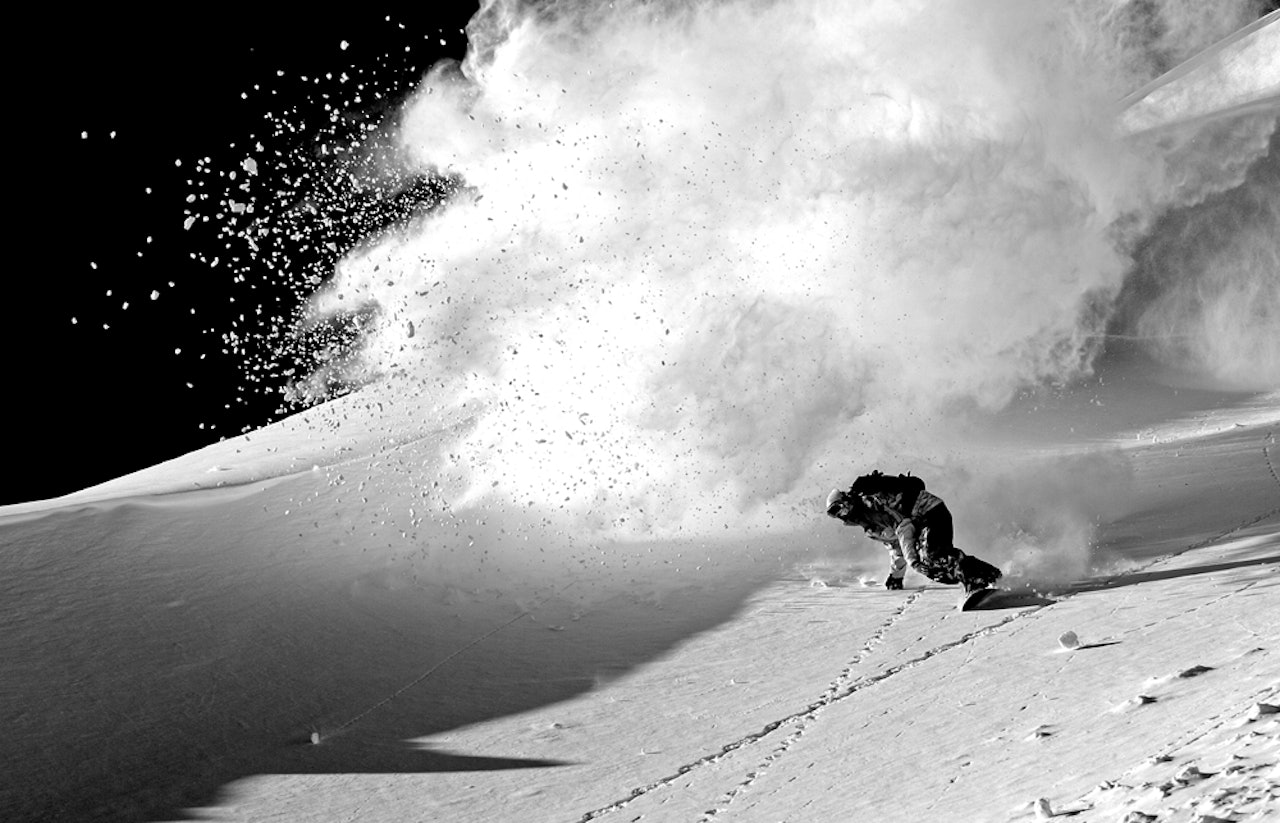 BLINKSKUDD: Hvordan ta slike bilder? Det får du vite i tipsene fra proff-fotograf Richard Walch. Foto: Richard Walch Snowboardkjører i svart hvitt