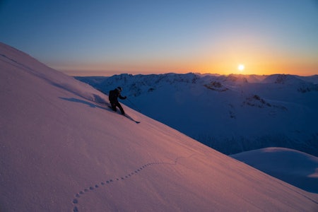 SUNNMØRE: Her kommer Johan Braathen cruisende på telemark ned Skårasalen i solnedgangen. Foto: Ludvik Braathen Skårasalen Sunnmøre topptur