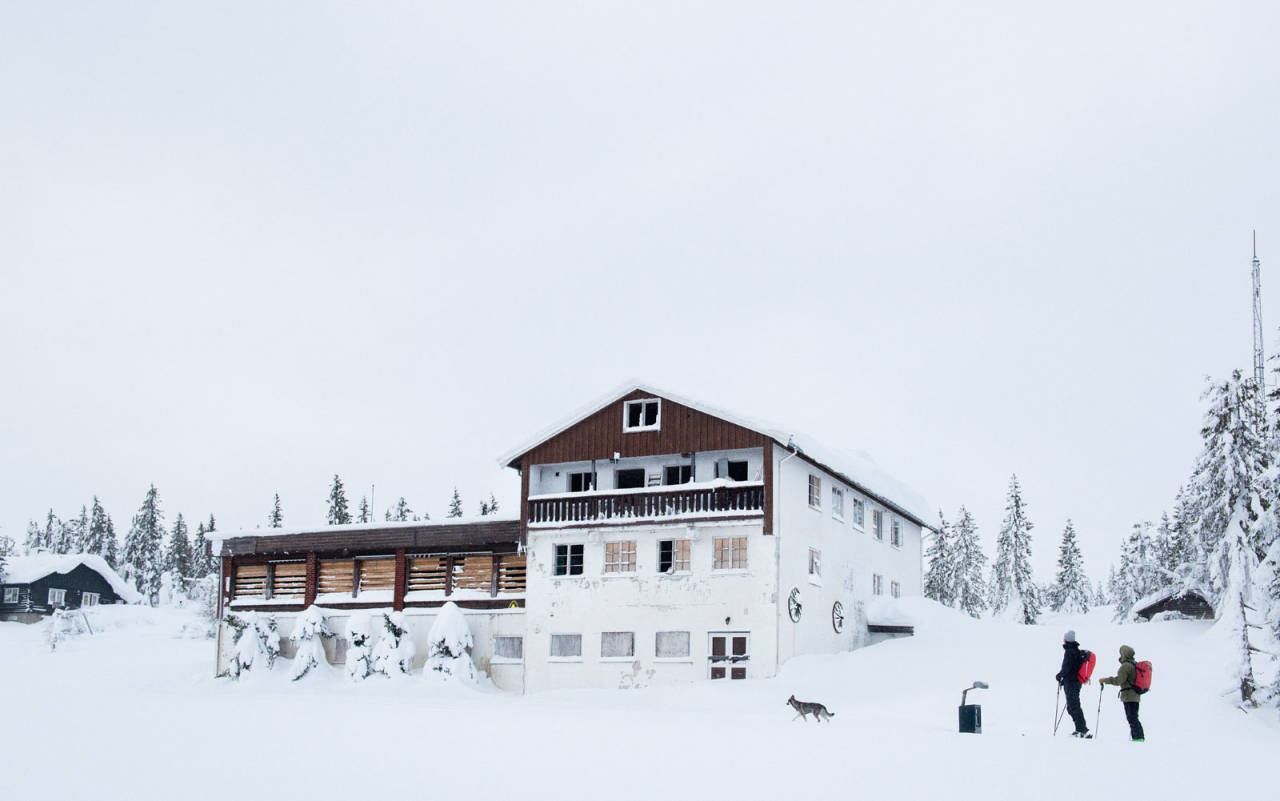 FORLATT: Ut sesongen 2008 var det full drift her ved Bislingen Fjellstue rett ved Mylla i Nordmarka. Christian Kongerud og Henning Reinton tok turen opp en vinterdag 2018. Foto: Anki Grøthe Bislingen