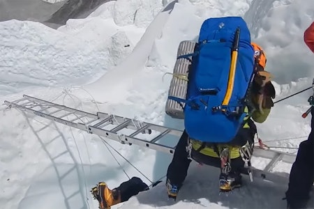 DRAMATISK: Her holder klatreren seg fast i sikkerhetstauet. Foto: Skjermdump Mount Everest