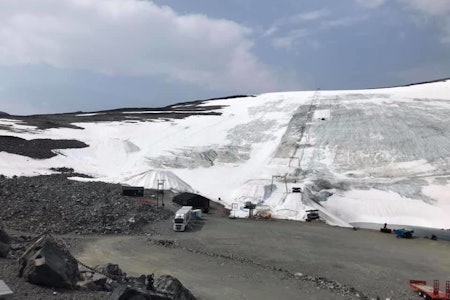 STENGT: Galdhøpiggen sommerskisenter er nå stengt etter lengre tid med varmt vær og fønvinder. Foto: Galdhøpiggen sommerskisenter Galdhøpiggen sommerskisenter er nå stengt