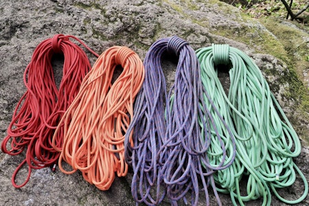 14 KLATRETAU: norsk-klatring.no har testet 14 ulike klatretau til uteklatring og inneklatring. Les om høydepunktene. Foto: Lisa Kvålshaugen Bjærum Klatretau inneklatring uteklatring